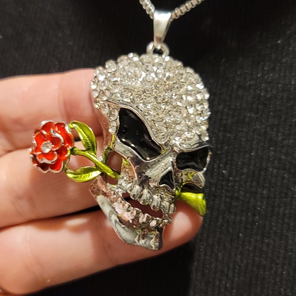 NWT CRYSTAL SKULL NECKLACE BY BETSEY JOHNSON - Picture 4 of 7